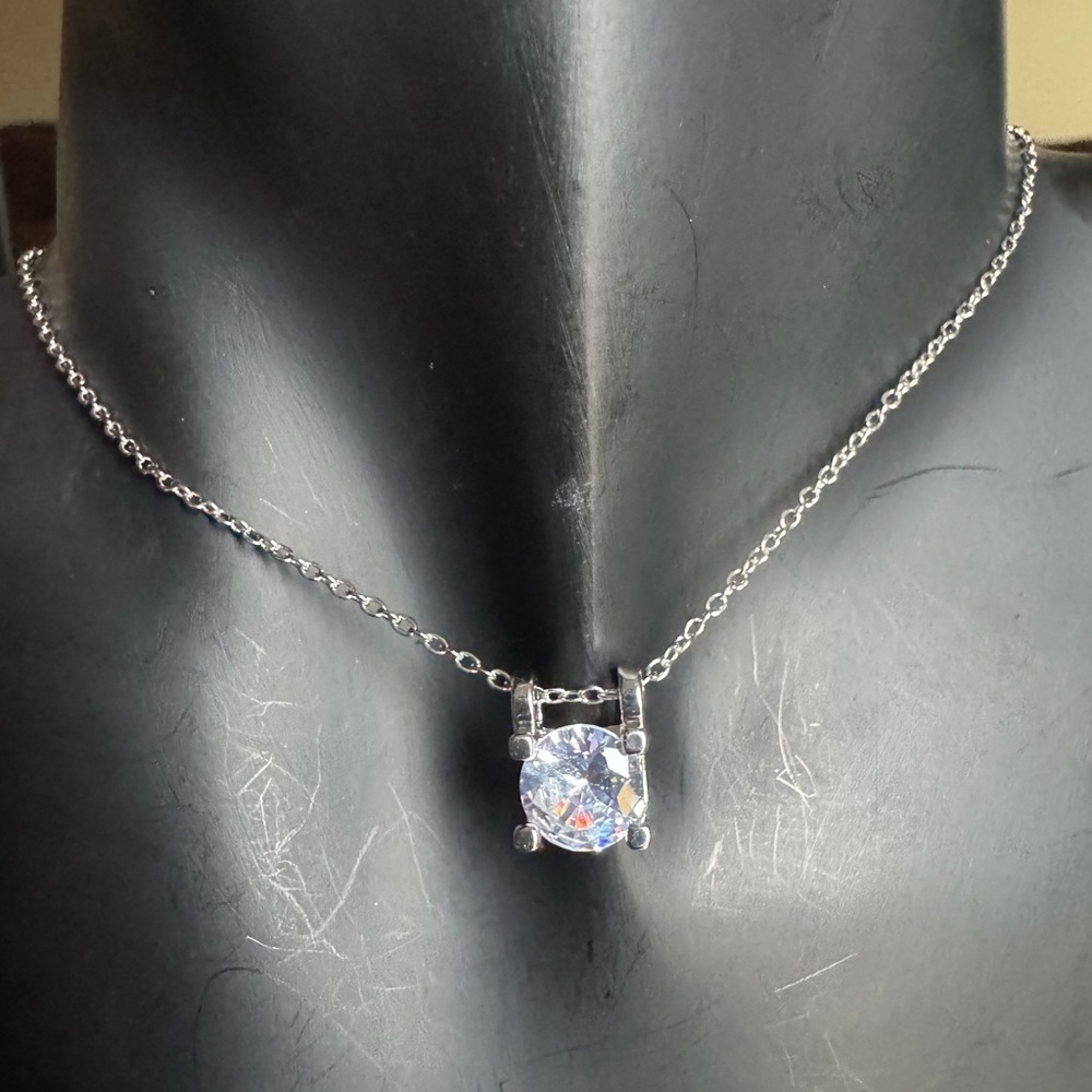Elegant Silver Necklace with Clear Gemstone
